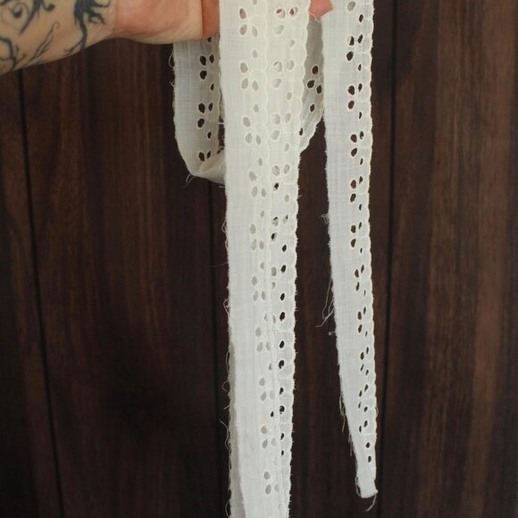Vintage White Eyelet Lace Trim 1.25", 2 Yards, Scalloped Edge - Picture 4 of 10